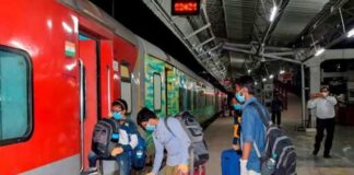 Indian Railway Rules : ट्रेन में सफर करते समय न करें ये गलती, वरना जाएंगे सीधे जेल Indian Railway Rules : ट्रेन में सफर करते समय न करें ये गलती, वरना जाएंगे सीधे जेल