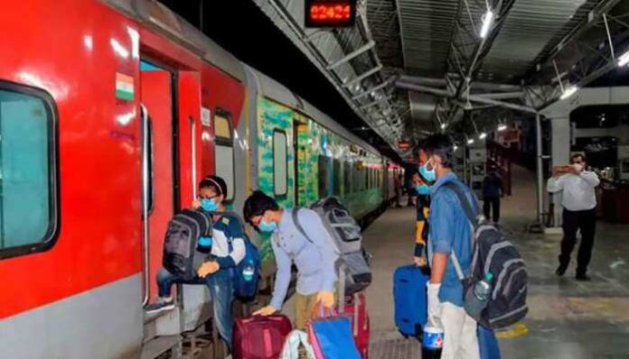 Indian Railway Rules : ट्रेन में सफर करते समय न करें ये गलती, वरना जाएंगे सीधे जेल