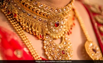 Gold Rate Today: सोने में फिर उछाल, आज कीमतों में बड़ी बढ़ोतरी, 10 ग्राम की कितनी होगी कीमत? Gold Silver Rate Today : वीकेंड तक 1 लाख के पार जाएगा सोना, चेक करें 22 और 24 कैरेट के रेट