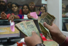 RBI: अब इस बैंक के ग्राहक 6 महीने तक नहीं निकाल सकते अकाउंट से पैसा