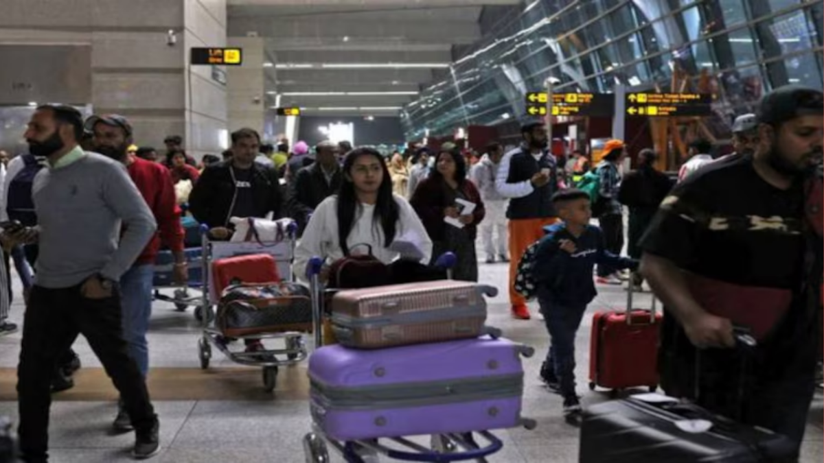 Airport New Rules : अब यात्रा के दौरान विमान में नहीं ले जा सकेंगे ये सामान, नहीं तो देना होगा जुर्माना