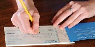 Cheque Rules : आखिर चेक के पीछे क्यों कराए जाते हैं साइन? नहीं किया तो क्या होगा.. Cheque Rules : आखिर चेक के पीछे क्यों कराए जाते हैं साइन? नहीं किया तो क्या होगा..