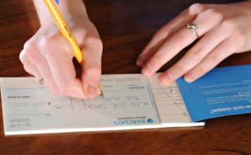 Bank Cheque Rules: Those who transact with cheques should be careful, now this will be the punishment if the cheque bounces Cheque Rules : आखिर चेक के पीछे क्यों कराए जाते हैं साइन? नहीं किया तो क्या होगा..