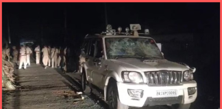 Bihar Lok Sabha Election: चुनाव के बाद EVM लेकर जा रही गाड़ी का हादसा, भड़के लोगों ने मजिस्ट्रेट के गाड़ी को घेरकर उस पर किया पथराव Bihar Lok Sabha Election: चुनाव के बाद EVM लेकर जा रही गाड़ी का हादसा, भड़के लोगों ने मजिस्ट्रेट के गाड़ी को घेरकर उस पर किया पथराव