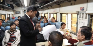 Indian Railways : बिना टिकट यात्रियों को पकड़ने बिहार-झारखंड के 23 स्टेशनों में चला महाअभियान, 11000 से अधिक पकड़े गए Indian Railways : बिना टिकट यात्रियों को पकड़ने बिहार-झारखंड के 23 स्टेशनों में चला महाअभियान, 11000 से अधिक पकड़े गए