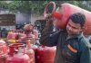 LPG ग्राहकों के लिए खुशखबरी! ₹450 में LPG सिलेंडर, ₹1500 की मदद, रक्षाबंधन से पहले बड़े तोहफे LPG Rate : मई LPG ग्राहकों के लिए बड़ी खुशखबरी! इतने रुपये सस्ता हुआ LPG सिलेंडर, फटाफट चेक करे
