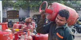 LPG ग्राहकों के लिए खुशखबरी! ₹450 में LPG सिलेंडर, ₹1500 की मदद, रक्षाबंधन से पहले बड़े तोहफे LPG Rate : मई LPG ग्राहकों के लिए बड़ी खुशखबरी! इतने रुपये सस्ता हुआ LPG सिलेंडर, फटाफट चेक करे