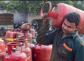 Free Gas Cylinders : इस दिवाली फ्री गैस सिलेंडर कैसे पाएं? घर बैठे ऐसे करें अप्लाई LPG Rate : मई LPG ग्राहकों के लिए बड़ी खुशखबरी! इतने रुपये सस्ता हुआ LPG सिलेंडर, फटाफट चेक करे