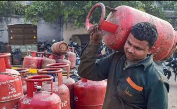 LPG ग्राहकों के लिए खुशखबरी! ₹450 में LPG सिलेंडर, ₹1500 की मदद, रक्षाबंधन से पहले बड़े तोहफे LPG Rate : मई LPG ग्राहकों के लिए बड़ी खुशखबरी! इतने रुपये सस्ता हुआ LPG सिलेंडर, फटाफट चेक करे