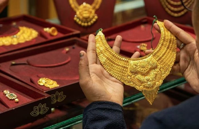 Gold Price Today : 36 साल का रिकॉर्ड टूटा, सोने के दाम में सबसे बड़ी गिरावट, जानें आज ..