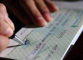 Bank Cheque Rules : जरूरी खबर! चेक के पीछे कब करने होते हैं साइन, मुश्किल में फंसने से पहले जान लें नियम Cheque Bounce Rule : Cheque से भुगतान करते समय रहें रहे सावधान, छोटी सी गलती बन सकती है मुसीबत