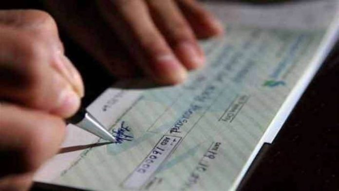 Bank Cheque Rules : जरूरी खबर! चेक के पीछे कब करने होते हैं साइन, मुश्किल में फंसने से पहले जान लें नियम