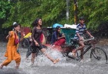 IMD Rainfall Alert: अगले पांच दिनों तक इन राज्यों में होगी भारी बारिश, IMD ने जारी की चेतावनी IMD Rainfall Alert : 5 दिन तक 12 राज्यों में होगी भारी बारिश, जानें अपने राज्य में मौसम का हाल