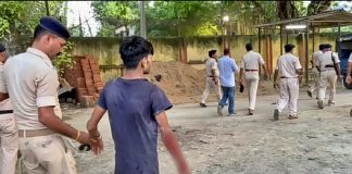 Bihar Breaking News! पुलिस की मदद से कोर्ट की हाजत से दो विचाराधीन कैदी फरार, एक गिरफ्तार Bihar Breaking News! पुलिस की मदद से कोर्ट की हाजत से दो विचाराधीन कैदी फरार, एक गिरफ्तार