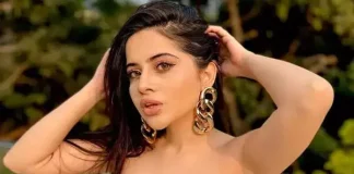 Urfi Javed New Look : कभी मछली का जाल तो कभी फलों से अबकी बार छिपकली का हार…लोग देखकर दंग रह गए….😲 Urfi Javed New Look : कभी मछली का जाल तो कभी फलों से अबकी बार छिपकली का हार…लोग देखकर दंग रह गए….😲