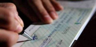 Cheque Rules : चेक के पीछे साइन करने को क्यों कहा जाता है, साइन न करने पर क्या होगा? यहां जानें Cheque Rules : चेक के पीछे साइन करने को क्यों कहा जाता है, साइन न करने पर क्या होगा? यहां जानें