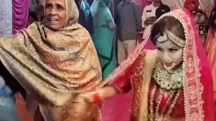 Viral Video : शादी के मंडप में नाच रही दुल्हन के साथ दादी ने किया कुछ ऐसा, देखकर हंस पड़ेंगे आप