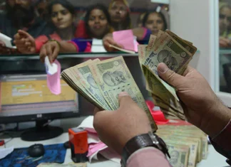 Cash Deposit Limit : आयकर अधिनियम के तहत बचत खाते में नकद जमा की सीमा क्या है, जुर्माने और नोटिस से बचने के लिए Cash Deposit Limit : आयकर अधिनियम के तहत बचत खाते में नकद जमा की सीमा क्या है, जुर्माने और नोटिस से बचने के लिए