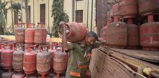 LPG Cylinder: दिवाली से पहले महिलाओं को मुफ्त में LPG सिलेंडर देगी सरकार, ऐसे करें आवेदन LPG Cylinder: दिवाली से पहले महिलाओं को मुफ्त में LPG सिलेंडर देगी सरकार, ऐसे करें आवेदन