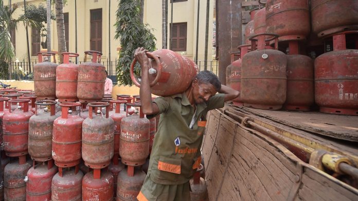 LPG Cylinder: दिवाली से पहले महिलाओं को मुफ्त में LPG सिलेंडर देगी सरकार, ऐसे करें आवेदन