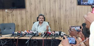 Bihar Teacher Transfer Policy : बिहार टीचर ट्रांसफर पॉलिसी से 5-6 लाख शिक्षक भड़क गये, बोले इस Policy को वापस लेने की मांग की है. Bihar Teacher Transfer Policy : बिहार टीचर ट्रांसफर पॉलिसी से 5-6 लाख शिक्षक भड़क गये, बोले इस Policy को वापस लेने की मांग की है.