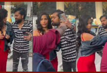 Poonam Pandey Viral Video : ‘ये उदित नारायण की बुआ का बेटा है’, पूनम पांडे ने जबरन किया किस; फैन का वीडियो वायरल Poonam Pandey Viral Video : ‘ये उदित नारायण की बुआ का बेटा है’, पूनम पांडे ने जबरन किया किस; फैन का वीडियो वायरल