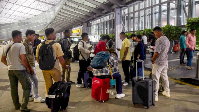 Air Travel Cash Limit : Air passengers can no longer carry so much cash during travel, know the rules Air Travel Cash Limit : Air passengers can no longer carry so much cash during travel, know the rules