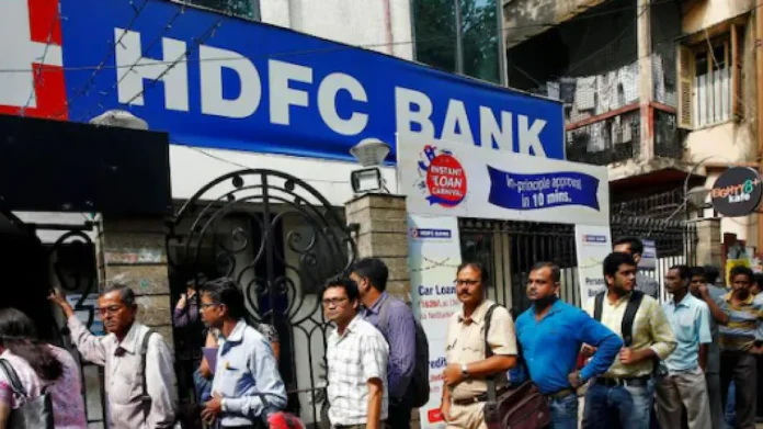 HDFC बैंक के ग्राहकों को बड़ा झटका! इस तारीख से बढ़ जाएगा सर्विस चार्ज
