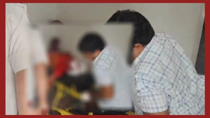 Bihar Crime: In Bihar, a cousin stabbed his sister in the middle of the road, killing her for refusing to marry him. Bihar Crime: In Bihar, a cousin stabbed his sister in the middle of the road, killing her for refusing to marry him.