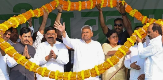 Bihar Election Result: नीतीश की ‘दस हजारी गारंटी’ ने दिलाई बड़ी जीत, महिलाओं की योजनाओं ने निभाई अहम भूमिका Bihar Election Result: नीतीश की ‘दस हजारी गारंटी’ ने दिलाई बड़ी जीत, महिलाओं की योजनाओं ने निभाई अहम भूमिका