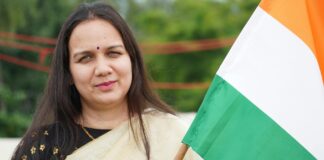 वंदे भारत में मिले कीड़े, रेलवे ने वेंडर पर लगाया 50 लाख का जुर्माना वंदे भारत एक्सप्रेस हादसा: तम्बाकू थूकने गए शख्स की मौत