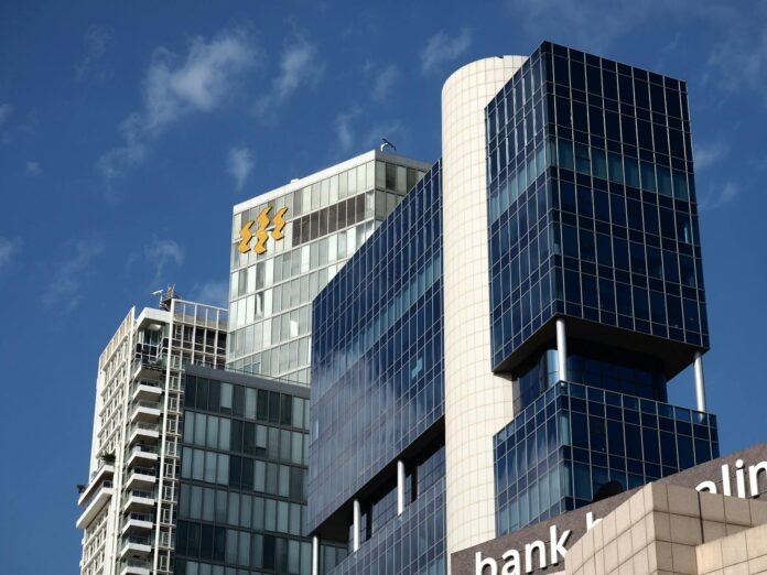 एचडीएफसी बैंक के अध्यक्ष का इस्तीफा: दुबई के प्रतिबंध, बॉन्ड जांच, और खाई