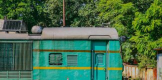 वंदे भारत एक्सप्रेस में खराब भोजन पर रेलवे ने आईआरसीटीसी पर 10 लाख का जुर्माना लगाया वंदे भारत एक्सप्रेस में खराब भोजन पर रेलवे ने आईआरसीटीसी पर 10 लाख का जुर्माना लगाया