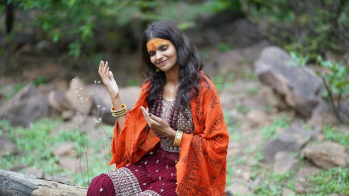 बोधगया में महाबोधि मंदिर का दौरा करने वाले अंतरराष्ट्रीय बौद्ध प्रतिनिधिमंडल