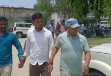 Bihar News: बेतिया में RTPS काउंटर क्लर्क रंगे हाथ पकड़ा गया, निगरानी ने 15 हजार रुपये घूस लेते दबोचा Bihar News: बेतिया में RTPS काउंटर क्लर्क रंगे हाथ पकड़ा गया, निगरानी ने 15 हजार रुपये घूस लेते दबोचा