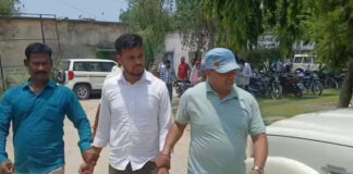 Bihar News: बेतिया में RTPS काउंटर क्लर्क रंगे हाथ पकड़ा गया, निगरानी ने 15 हजार रुपये घूस लेते दबोचा Bihar News: बेतिया में RTPS काउंटर क्लर्क रंगे हाथ पकड़ा गया, निगरानी ने 15 हजार रुपये घूस लेते दबोचा