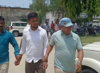Bihar News: बेतिया में RTPS काउंटर क्लर्क रंगे हाथ पकड़ा गया, निगरानी ने 15 हजार रुपये घूस लेते दबोचा Bihar News: बेतिया में RTPS काउंटर क्लर्क रंगे हाथ पकड़ा गया, निगरानी ने 15 हजार रुपये घूस लेते दबोचा